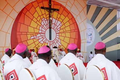 El Papa Francisco celebra en el aeropuerto de N’Dolo, de la capital de la República Democrática del Congo, Kinsasa, una misa multitudinaria, este miércoles 1 de febrero.