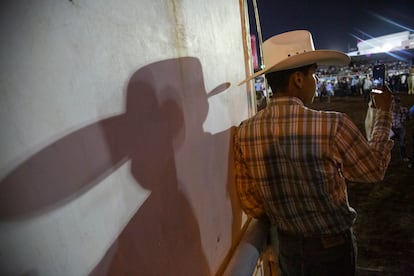 Un hombre hace una foto en la Feria de Texcoco.