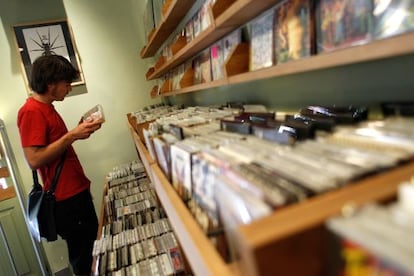 Discos en la tienda Radio City, de Jes&uacute;s &Aacute;lvarez, en la plaza Guardias de Corps, de Madrid.