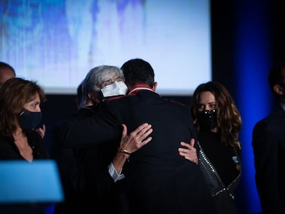 El mayor de los Mossos d’Esquadra, Josep Lluis Trapero, abraza a su abogada, Olga Tubau, junto a la actual portavoz del Govern y antigua jefa de prensa de los Mossos, Patrícia Platja