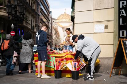 Venta de rosas en la Ronda Sant Antoni.