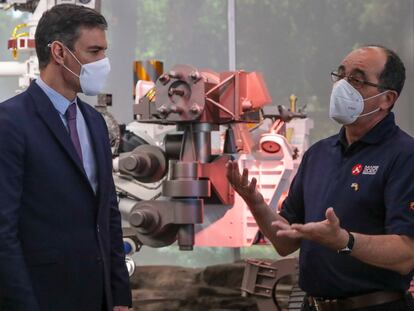 Pedro Sanchez escucha al español Manuel de las Torres, ingeniero espacial de la NASA, frente a una réplica del Perseverance, el último vehículo enviado a Marte.