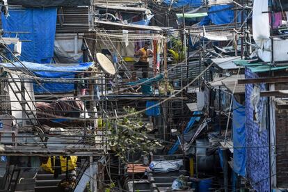 Varios trabajadores en una lavandería al aire libre en Bombay (India).