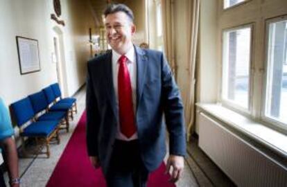 El líder del partido socialista holandés, Emile Roemer, sonríe ayer antes del debate celebrado en la Universidad de Groningen, Holanda.