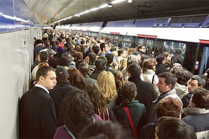 El corte en tres líneas de metro ha provocado el colapso de los transportes públicos.