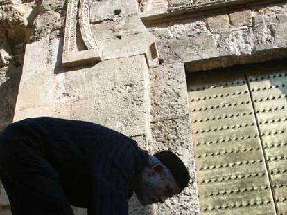 Escudero se dispone a rezar en el exterior de la mezquita.