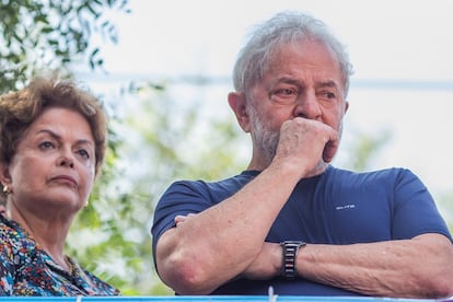 A missa para Marisa foi um dos últimos capítulos de uma saga que durou 46 horas nas dependências do sindicato. Foi lá que Lula discutiu com aliados, entre eles a ex-presidenta Dilma Rousseff, e advogados, que estratégia seguir. Ele chegou a cogitar não se entregar. Moro lhe havia dado um prazo, até 17h horas da sexta-feira 6 de abril, para que se entregasse à Polícia Federal em Curitiba. Chegado esse prazo na sexta ficou claro que Lula não o cumpriria. Foi mais uma noite no sindicato histórico onde forjou sua carreira política. A essa altura, já se sabia que a negociação era que ele se entregasse apenas no dia seguinte, após a cerimônia para a ex-primeira-dama. Lula se entregaria, mas em seus termos, não nos de Moro.