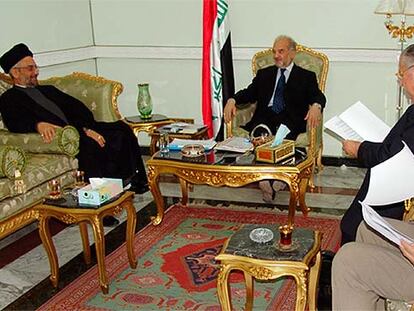 De izquierda a derecha, el líder chií Al Hakim, el primer ministro Yafari y Talabani, el domingo en Bagdad.