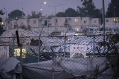 Un cartel con la frase 'Full of Hope (Lleno de esperanza)' colgado en las vallas que rodean el superpoblado campo de refugiados de Moria, en Mytilene (Grecia), construido para 3.000 personas. Hoy residen unas 14.000.