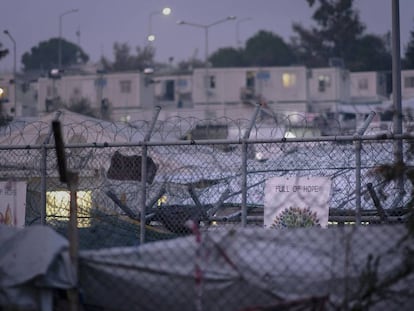 Un cartel con la frase 'Full of Hope (Lleno de esperanza)' colgado en las vallas que rodean el superpoblado campo de refugiados de Moria, en Mytilene (Grecia), construido para 3.000 personas. Hoy residen unas 14.000.