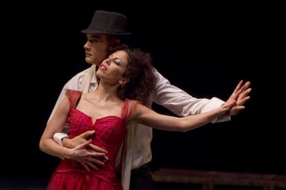 Joaquín Galán y Beatriz Ortega durante un ensayo de la obra 'La dama de las camelias' en versión de María Cabrera y dirigida por Juana Casado.