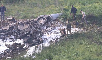 Soldados israelenses examinam os restos do F-16.