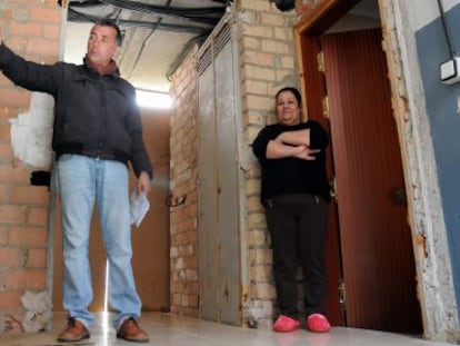 Unos vecinos muestran las deficiencias en su vivienda.