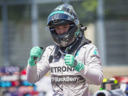 El piloto de Mercedes Rosberg celebra la 'pole' conseguida en la clasificación del Gran Premio de Montreal.