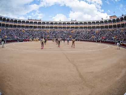 Paseíllo en la plaza de toros de Las Ventas.