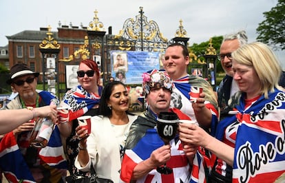 Entusiastas de la realeza británica comparten una copa de champán para conmemorar el que hubiera sido el 60º cumpleaños de la princesa Diana en el exterior del palacio de Kensington en Londres.