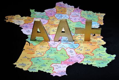 Superposición de dos letras A y del signo + sobre el mapa de Francia, tras la decisión de <b>Standard and Poor's</b> (S&P) de retirarle la máxima calificación, la "triple A".
fp