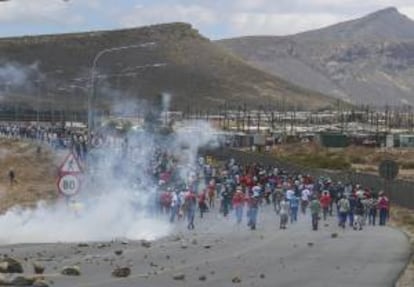 Trabajadores de granjas protestan ayer en la autopista N1 en De Doorns, Sudáfrica.