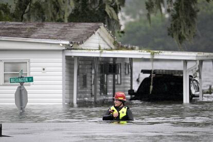 Una socorrista del Condado de Orange se abre paso entre el agua en busca de supervivientes, este jueves en Orlando.