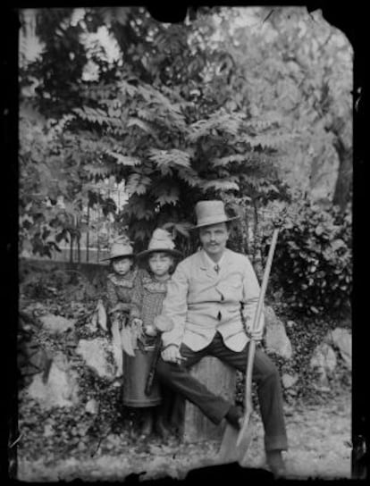 Autorretrato del escritor con sus hijas, Karin y Greta, en Gersau (Suiza), en 1886.