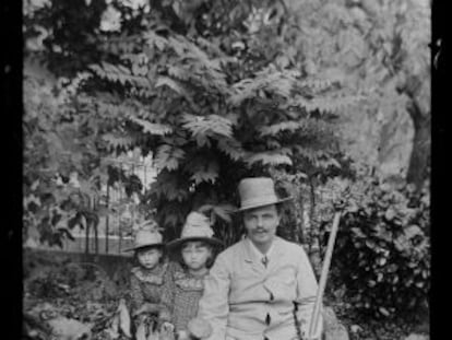 Autorretrato del escritor con sus hijas, Karin y Greta, en Gersau (Suiza), en 1886.