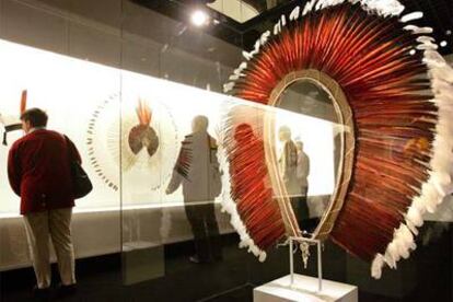 Una sala de la exposición <i>Brasil indio. </i>A la derecha, penacho realizado con plumas de guacamayo y aguilucho.