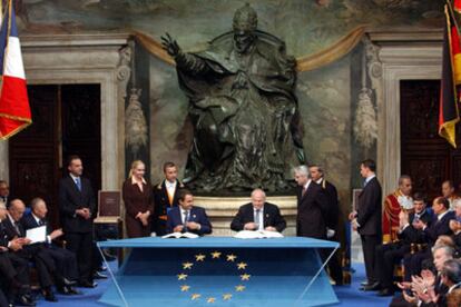 El presidente español, José Luiz Rodríguez Zapatero, y el ministro de Asuntos Exteriores, Miguel Ángel Moratinos, firman la Constitución Europea.