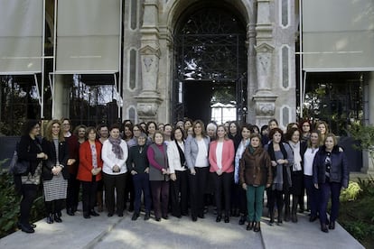 La presidenta de la Junta, Susana Díaz, en el centro, con el pleno del Consejo Andaluz de Participación de las Mujeres, en Sevilla.