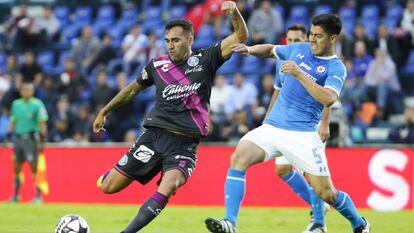 Francisco Silva, del Cruz Azul, disputa el bal&oacute;n con Pablo Miguez, del Puebla.