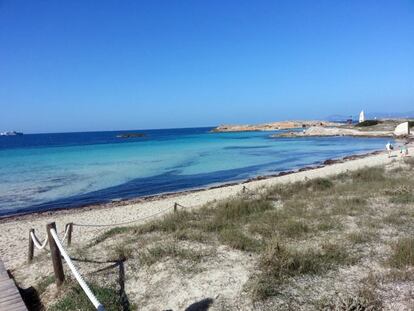 La playa balear de Ses Illetes, en Formentera, se sitúa la quinta mejor playa del mundo y la segunda mejor playa de Europa. Los usuarios de TripAdvisor destacan de ella “Imprescindible ir una vez a la vida”.