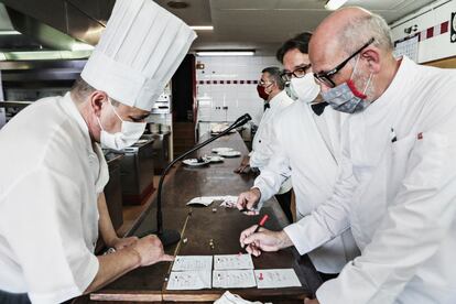 Raimon Braun Rexach y su equipo pasan comandas en el servicio de almuerzo del Restaurant Hispania el pasado mes de junio.