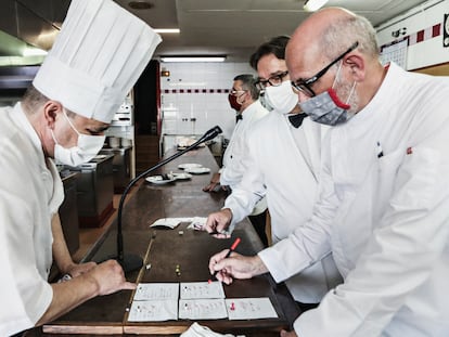 Raimon Braun Rexach y su equipo pasan comandas en el servicio de almuerzo del Restaurant Hispania el pasado mes de junio.