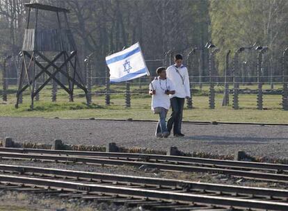 Cerca de 3.000 israelíes han acudido al campo de Auschwitz II - Birkenau para conmemorar el día de las víctimas del Holocausto