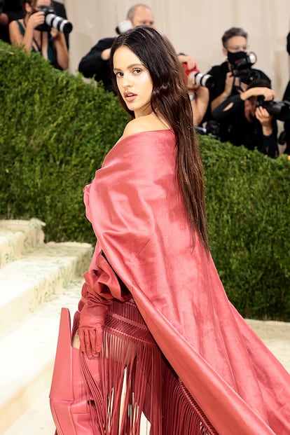 Rosala estaba invitada por primera vez a la gala MET. Acudi vestida por Rick Owens. Segn cont ella misma, el vestido est inspirado en los mantones de Manila. "Algo muy espa?ol", explic a la prensa a su llegada al Metropolitan.