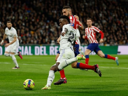 Vinicius en una acción con Koke durante el partido entre el Real Madrid y el Atlético de Madrid, este sábado.