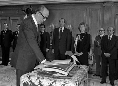 El expresidente del Gobierno Leopoldo Calvo-Sotelo, en el momento de jurar el cargo el 26 de febrero de 1981 en el palacio de la Zarzuela, ante el Rey y el presidente saliente, Adolfo Suárez.