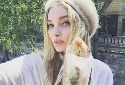 La modelo Elsa Hosk a punto de atacar un contundente bocadillo.