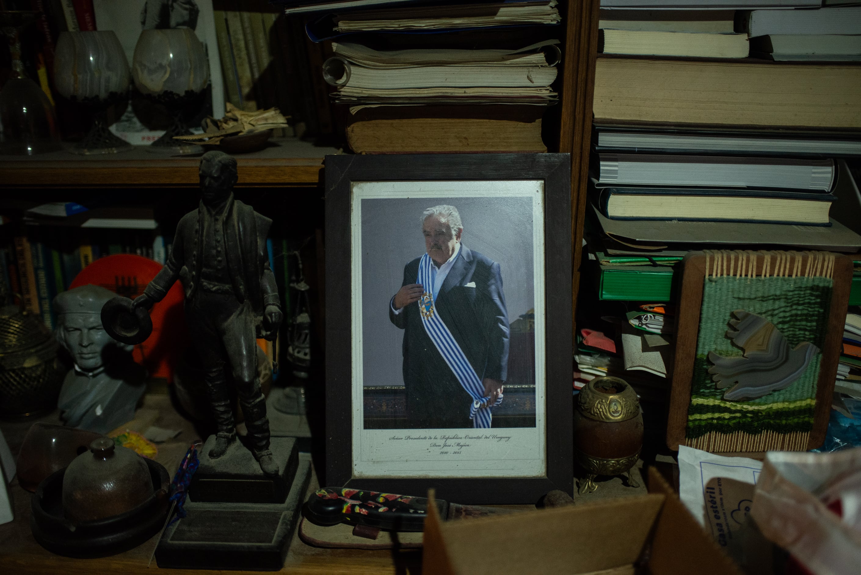 Una fotografía de José Mujica el día de su juramentación como presidente de Uruguay. La foto reposa en la sala de su casa en Montevideo. 