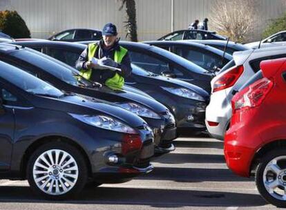Un operario supervisa los vehículos del nuevo Fiesta ayer en la factoría de Almussafes.