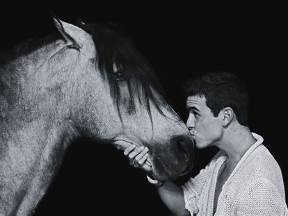 Mario Casas besando un caballo