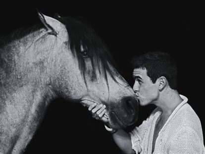 Mario Casas besando un caballo