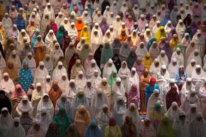 Un grupo de mujeres reza en la mezquita de  Al-Akbar en Surabaya (Indonesia).