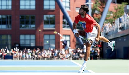 Carlos Alcaraz sirve durante el entrenamiento. / CLIVE BRUNSKILL (GETTY)