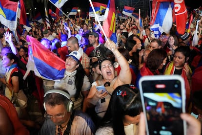 Simpatizantes del Frente Amplio celebran el triunfo electoral en Montevideo.