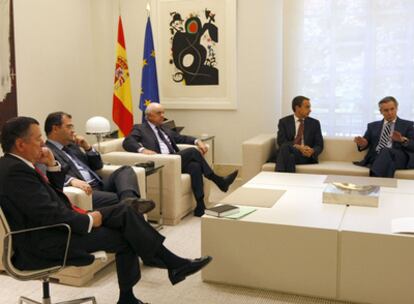 El presidente del Gobierno, José Luis Rodríguez Zapatero, en la reunión con los banqueros: Alfredo Sáenz (consejero delegado del Grupo Santander), Ángel Ron (Banco Popular), Francisco González ( BBVA) y Miguel Blesa (Cajamadrid) (de izqda. a dcha.).