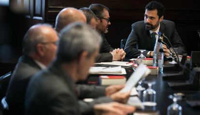 Roger Torrent, al fons, a la reunió de la Mesa del Parlament.