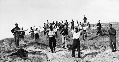 Soldados republicanos son capturados por las tropas franquistas en el frente de Somosierra durante la Guerra Civil.&nbsp;