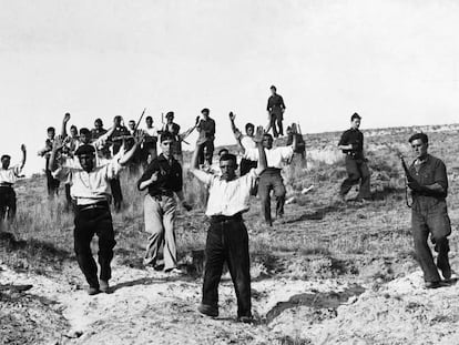 Soldados republicanos son capturados por las tropas franquistas en el frente de Somosierra durante la Guerra Civil.