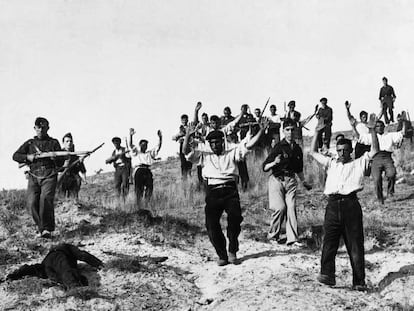 Soldados republicanos son capturados por las tropas franquistas en el frente de Somosierra durante la Guerra Civil.&nbsp;