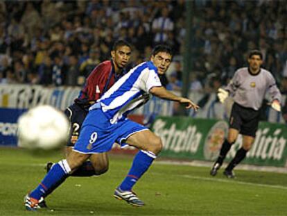 Diego Tristán intenta alcanzar el balón ante el acoso de Reiziger.